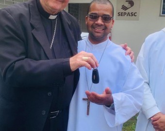 Diocese de Criciúma entrega veículo para projeto de ressocialização de egressos do sistema prisional