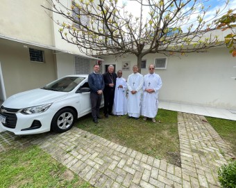 Diocese de Criciúma entrega veículo para projeto de ressocialização de egressos do sistema prisional