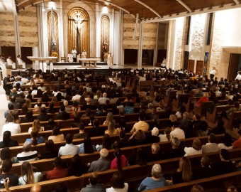 Paróquia Sagrada Família celebra dedicação de sua Igreja Matriz e do altar