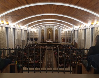 Paróquia Sagrada Família celebra dedicação de sua Igreja Matriz e do altar