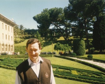Dom Jacinto no jardim do Pontifício Colégio Pio Brasileiro, em Roma, onde residiu durante seus estudos em Roma de 1996 a 1997.