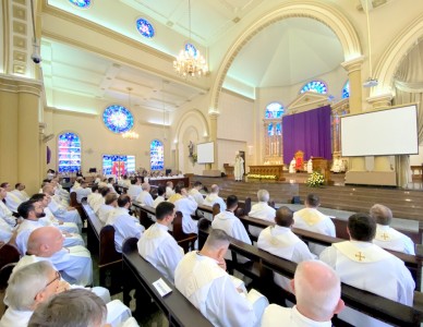 Clero da Diocese de Criciúma se reúne durante Missa dos Santos Óleos