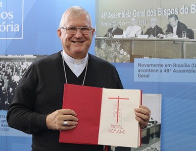 Dom Edmar Peron conduz formação sobre a tradução do Missal Romano