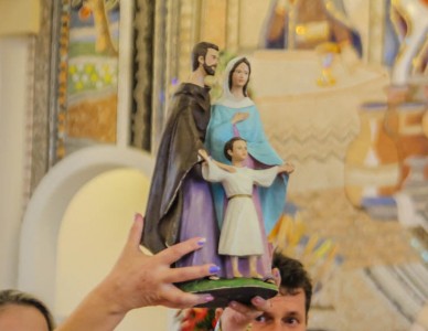 Imagem da Sagrada Família inicia peregrinação pela diocese 