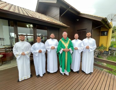Seminaristas que serão ordenados diáconos participam de retiro 